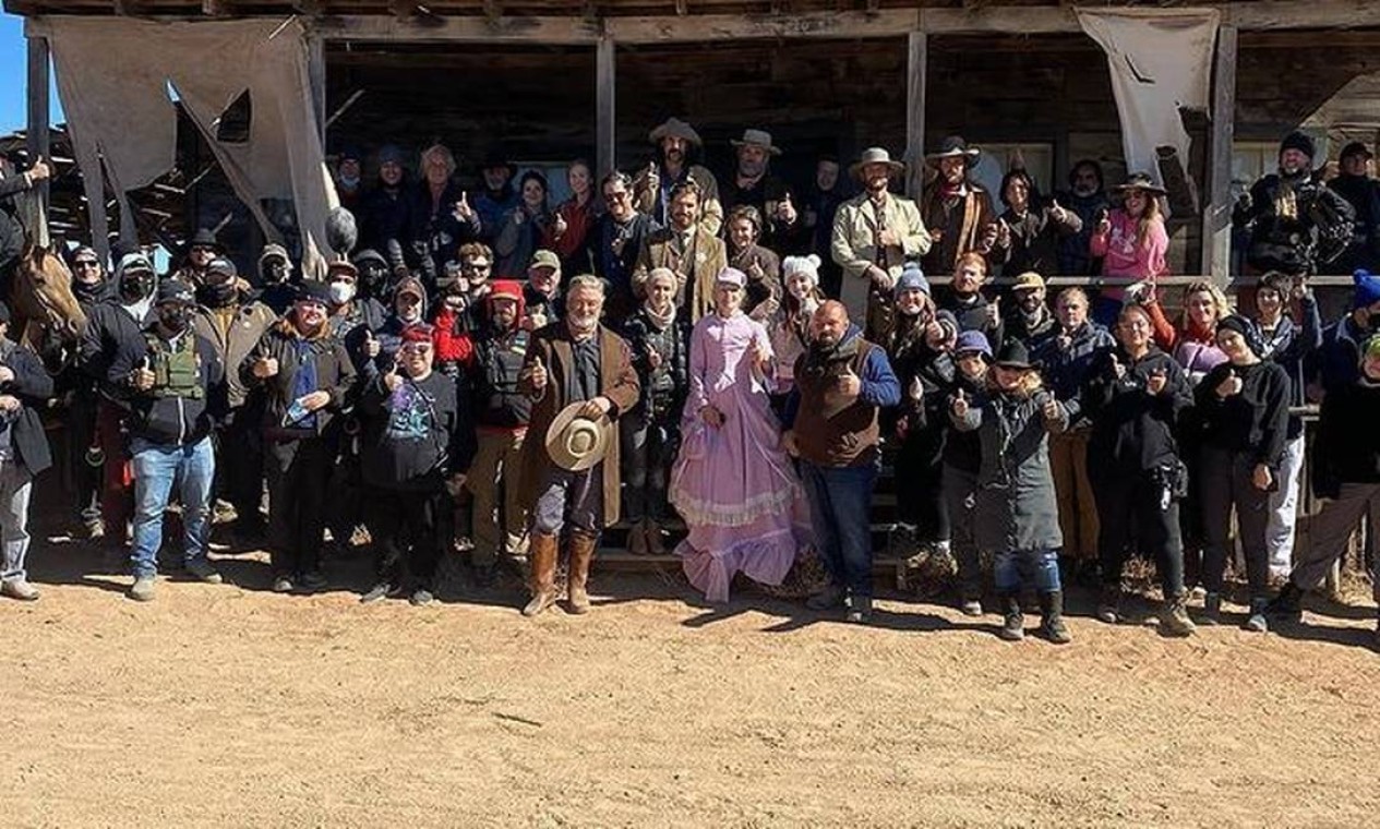 O elenco do filme 'Rust', reunidos em locação no Condado de Santa Fé, no Novo México, EUA Foto: Reprodução/Instagram