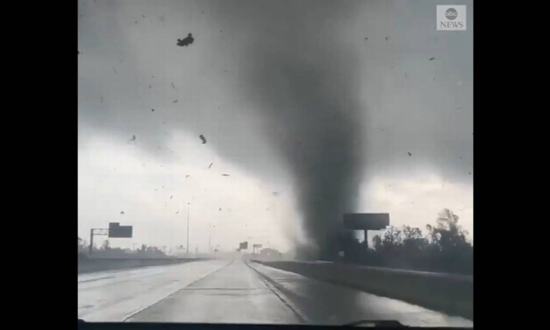 Tornado arremessa quadriciclo pelo ar nos EUA Foto: Reprodução