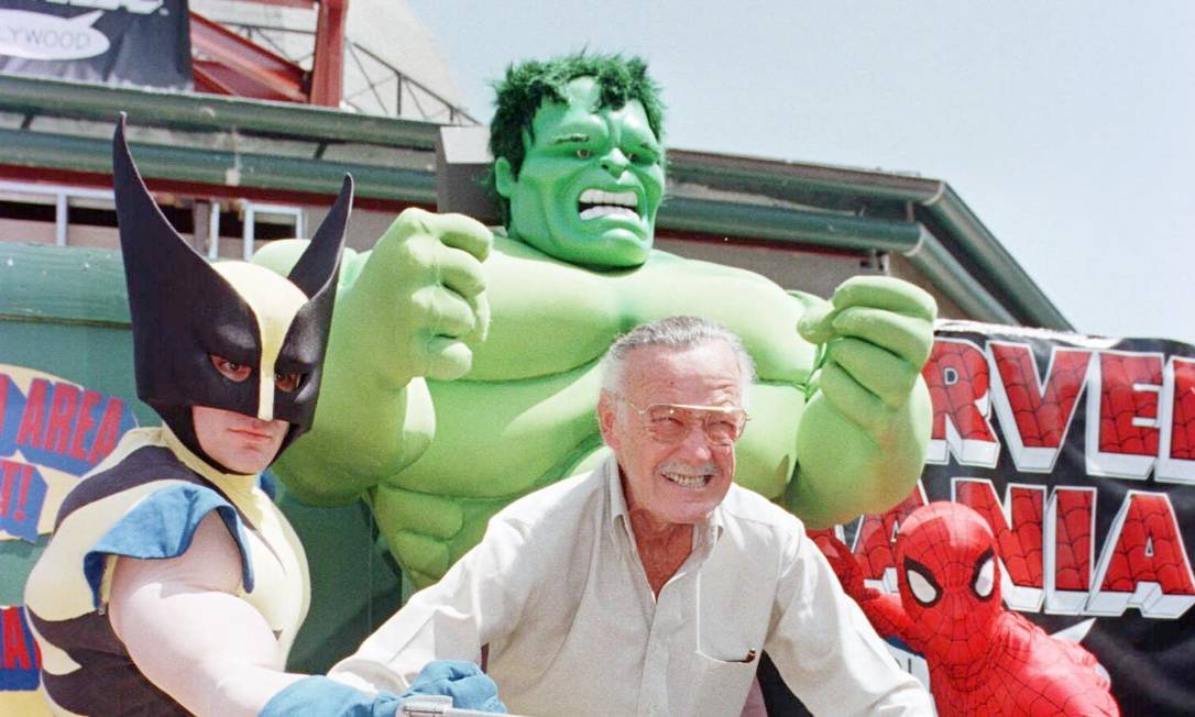 Stan Lee entre atores com fantasias de Wolverine, Hulk e Homem-Amarnha na inauguração do restaurante Marvel Mania, em Los Angeles, 1997 Foto: Fred Prouser / Reuters