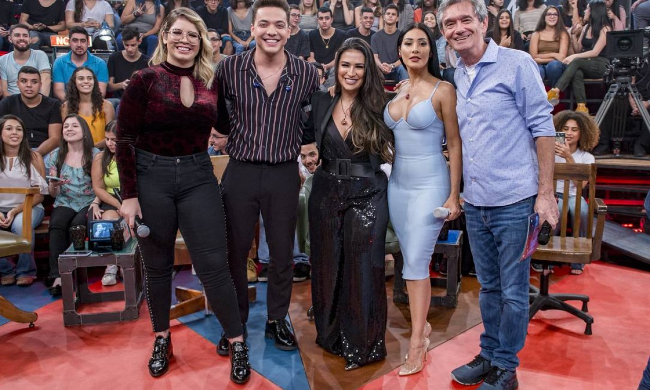 Marília Mendonça, Wesley Safadão, Simone e Simaria e Serginho Groisman posam em meio às gravações do programa 'Altas Horas', da TV Globo Foto: Fábio Rocha / TV Globo