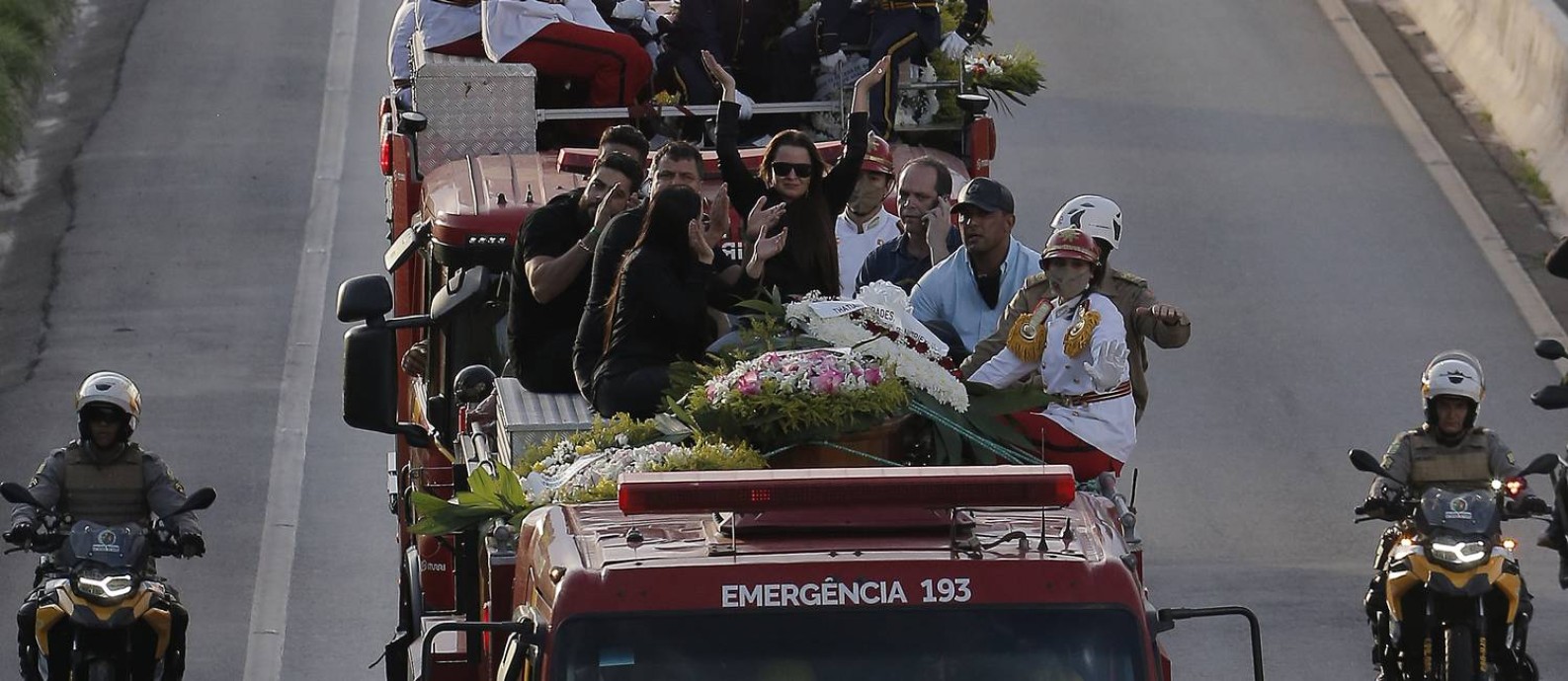 Cortejo da cantora sertaneja pela cidade de Goiânia Foto: Cristiano Mariz / Agência O Globo