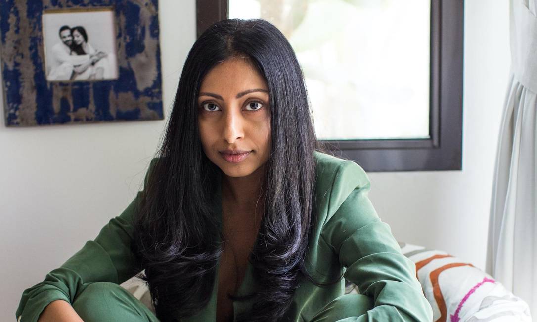A escritora indiano-americana Avni Doshi: "É bizarro que estejamos em 2021 e as mulheres ainda sejam estigmatizadas porque não querem ter filhos" Foto: Divulgação