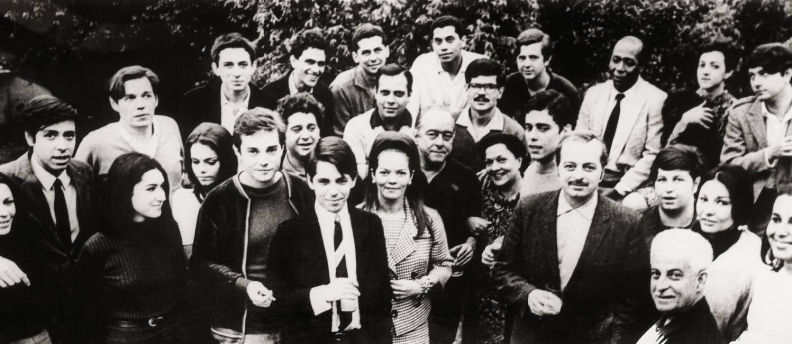 Na imagem mais impressionante de 'A história da música brasileira em 100 fotografias', uma reunião de estrelas em 1967: Vinicius de Moraes, Braguinha, Dircinha Batista, Chico Buarque, Caetano Veloso, Tom Jobim, Edu Lobo, Paulinho da Viola, entre outros Foto: Divulgação/Paulo Scheuenstuhl / Agência O Globo