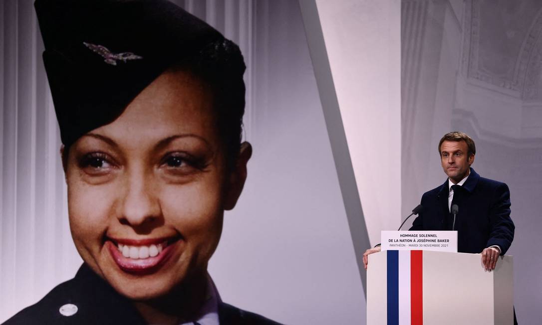 Presidente da França, Emmanuel Macron discursa durante cerimônia dedicada à entrada de Josephine Baker no Panteão Francês, em Paris Foto: SARAH MEYSSONNIER / AFP