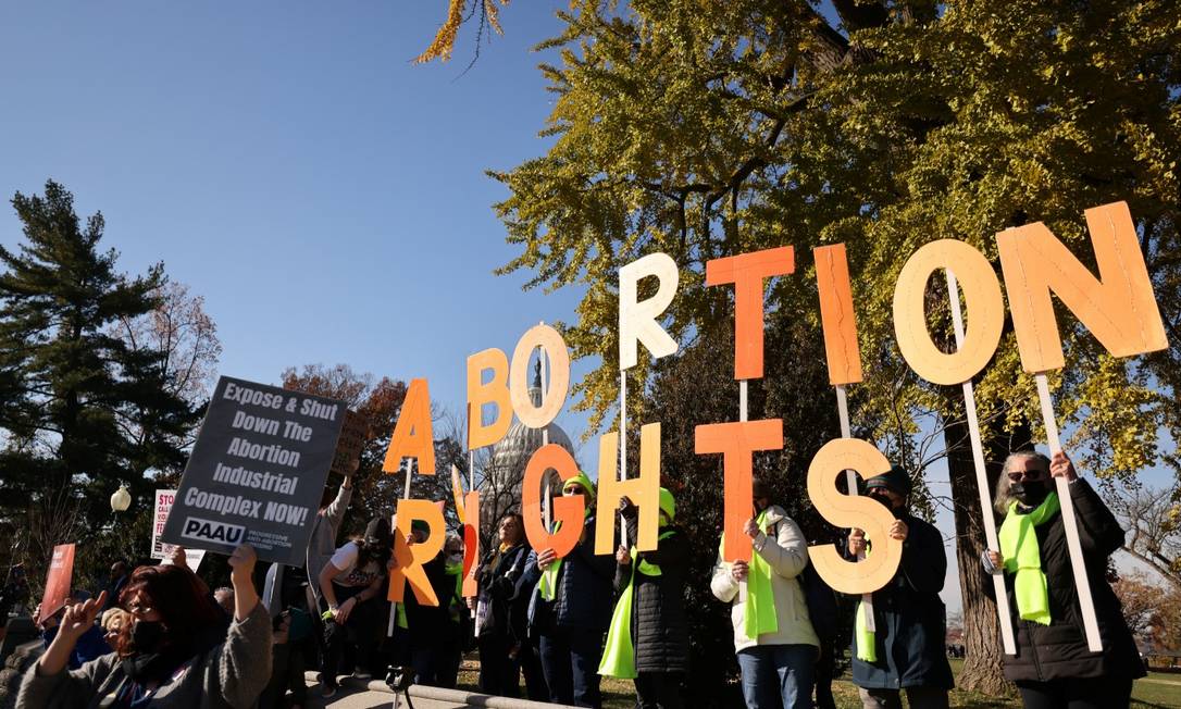 Ativistas pró e contra o aborto protestam no lado de fora da Suprema Corte americana Foto: EVELYN HOCKSTEIN / REUTERS