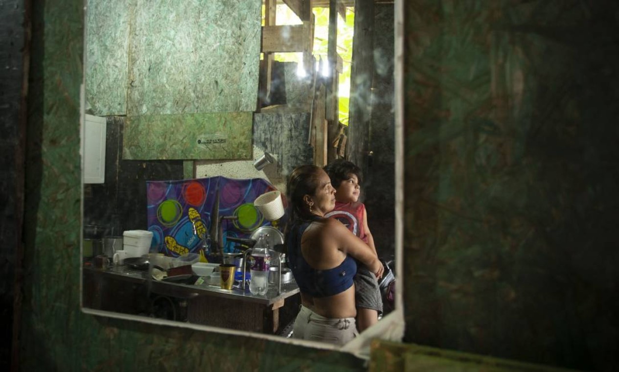 Andréia com oseu filho Yuri no
colo, em Rio das pedras. Sem auxílio emergencial, ela tenta o novo benefício, Auxílio Brasil Foto: Márcia Foletto / Agência O Globo