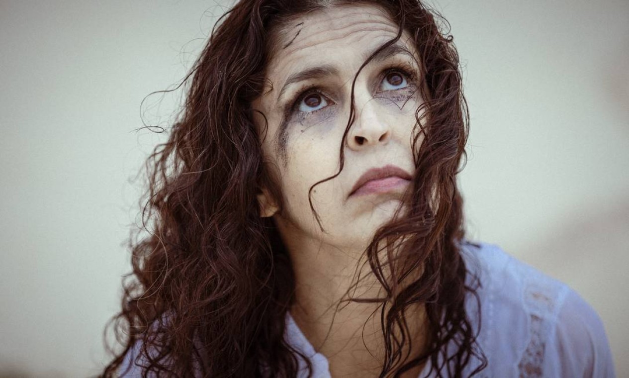 Janaina Diniz: 'Tenho uma fúria com os deuses, deusas e orixás por ter sido privada da convivência com a minha mãe' Foto: Leo Martins / Agência O Globo