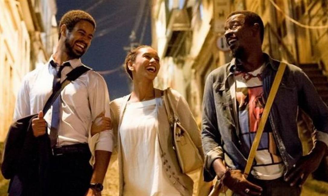 Alfred Enoch, Tais Araujo e Seu Jorge em cena de 'Medida provisória' Foto: Divulgação