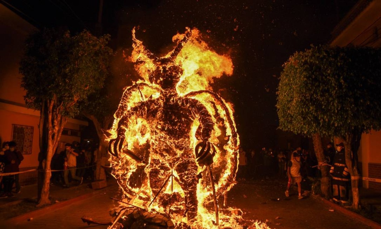 Fgura representando o diabo arde durante a celebração da Virgem da Imaculada Conceição, na Cidade da Guatemala. O evento marca o início do Natal na Guatemala Foto: ORLANDO ESTRADA / AFP