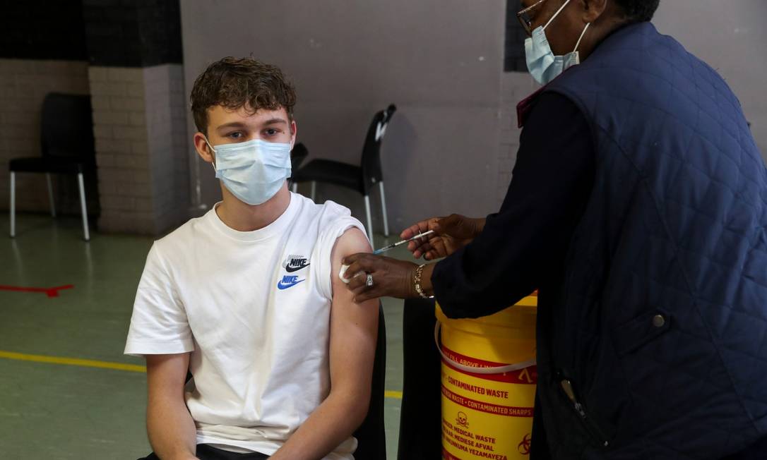 Adolescente é vacinado contra a Covid-19 em Johanesburgo; segundo especialistas, vacinação continua a ser arma mais eficaz contra a pandemia Foto: SUMAYA HISHAM / REUTERS