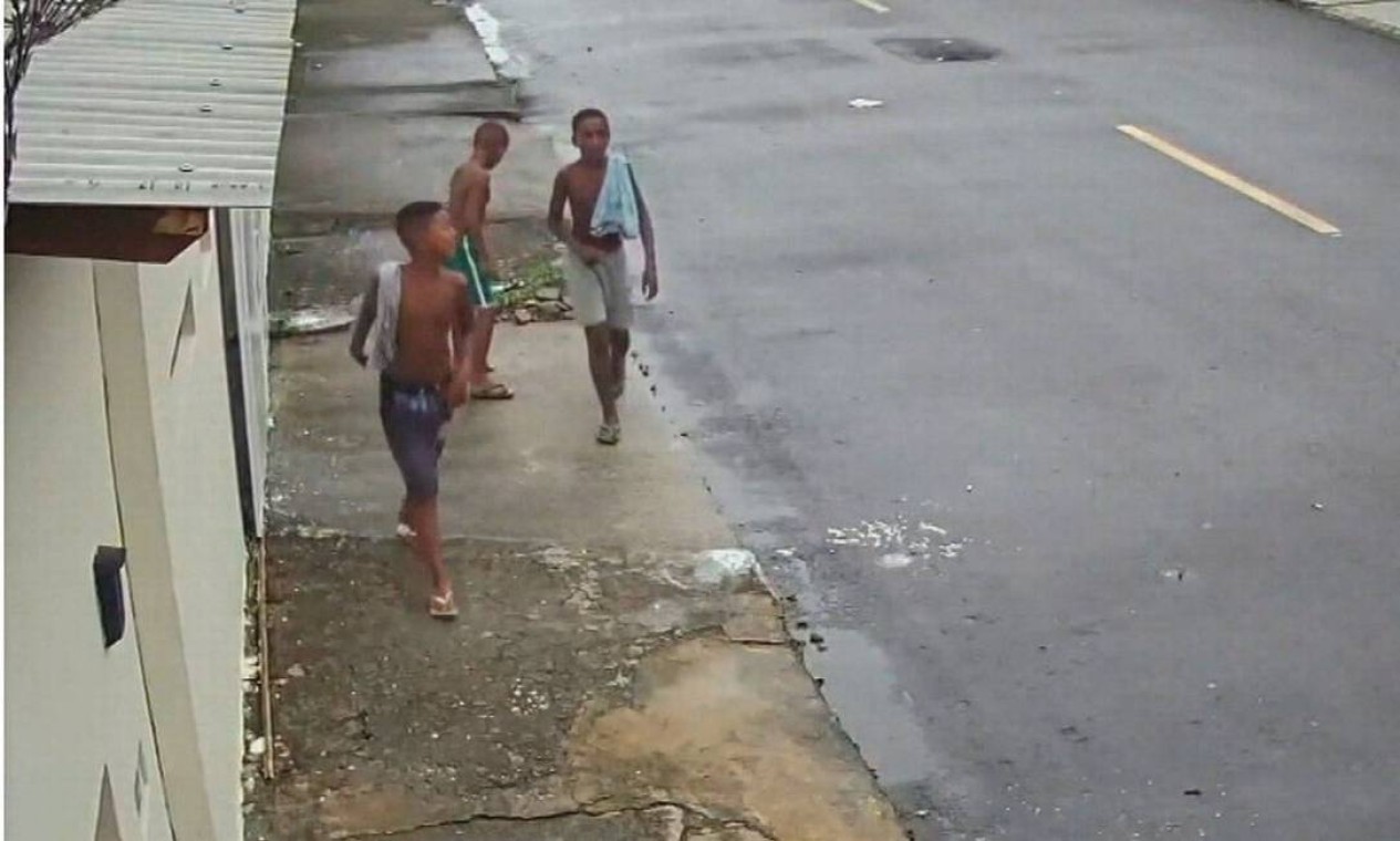 Câmeras flagraram a última imagem de meninos mortos por traficantes em Belford Roxo no bairro Castelar Foto: Reprodução / Reprodução