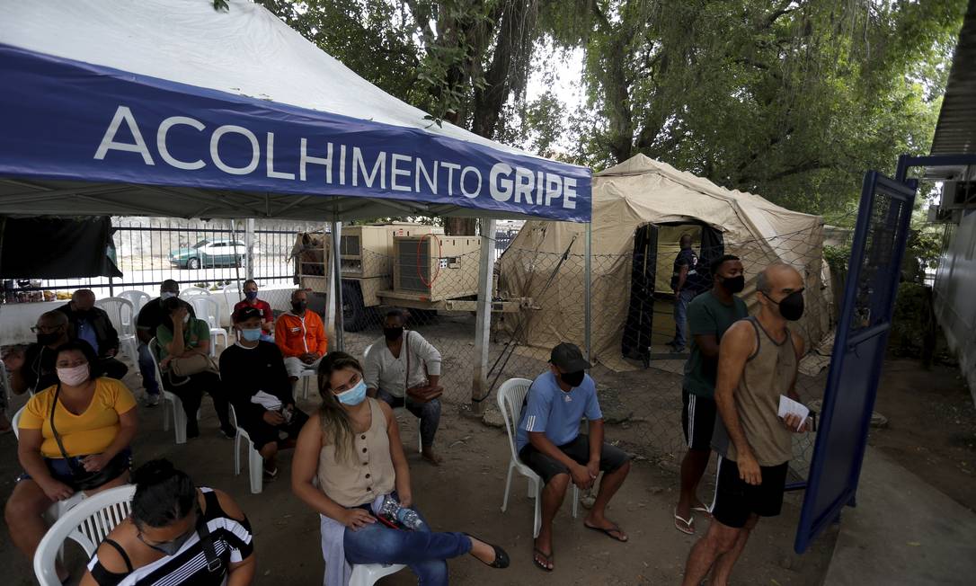 Atendimento a pessoas com influenza em tenda armada durante surto no Rio de Janeiro Foto: Fabiano Rocha / Agência O Globo