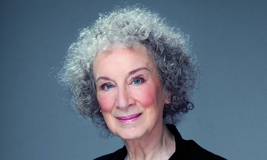 A escritora canadense Margaret Atwood, autora de "O conto da aia": 'Os indígenas podem nos ensinar como impedir que nossas utopias igualitárias se tornem ditaduras' Foto: Jean Malek / Divulgação