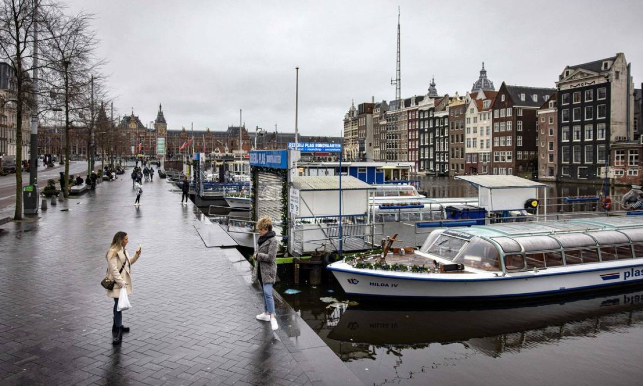 Companhias marítimas estão fechadas no centro de Amsterdã Foto: RAMON VAN FLYMEN / AFP