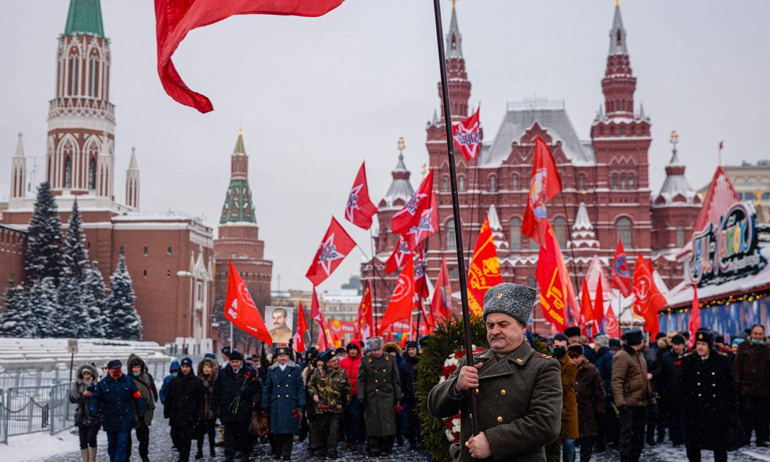 Apoiadores do Partido Comunista da Federação Russa marcham ate o túmulo do ex-líder soviético, Josef Stalin, no aniversário de 142 anos de seu nascimento Foto: DIMITAR DILKOFF / AFP