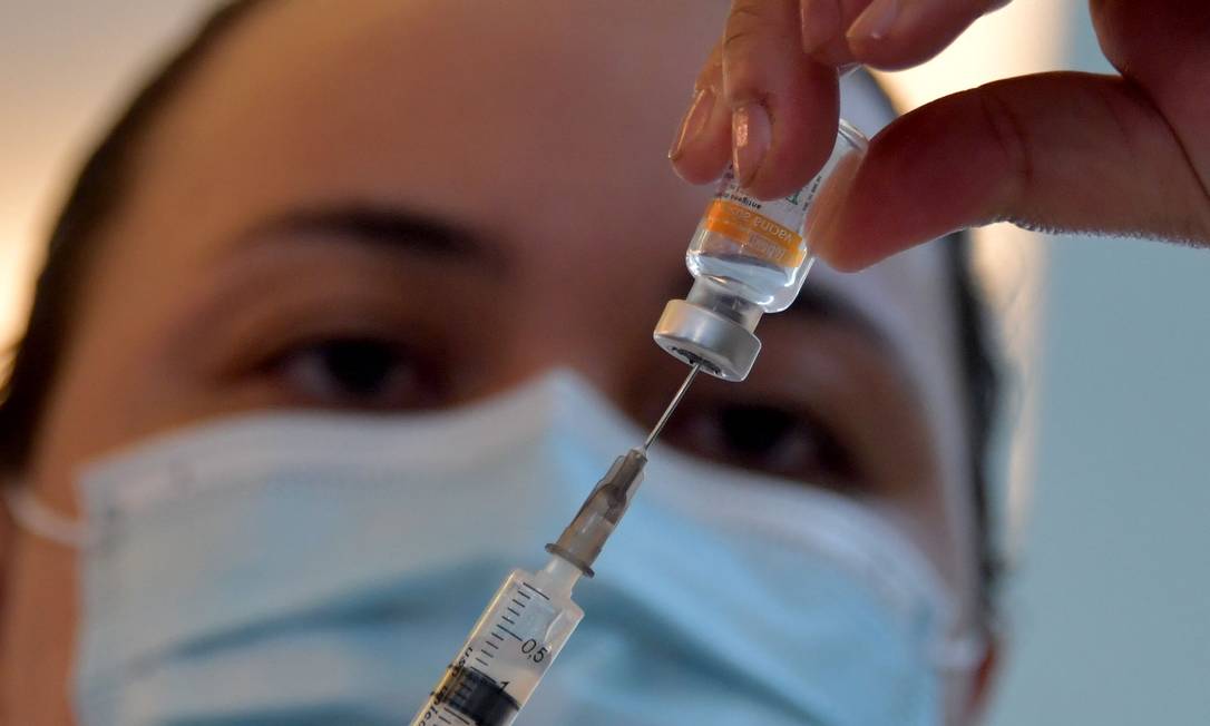 Profissional de saúde prepara dose da CoronaVac, em São Paulo Foto: NELSON ALMEIDA / AFP