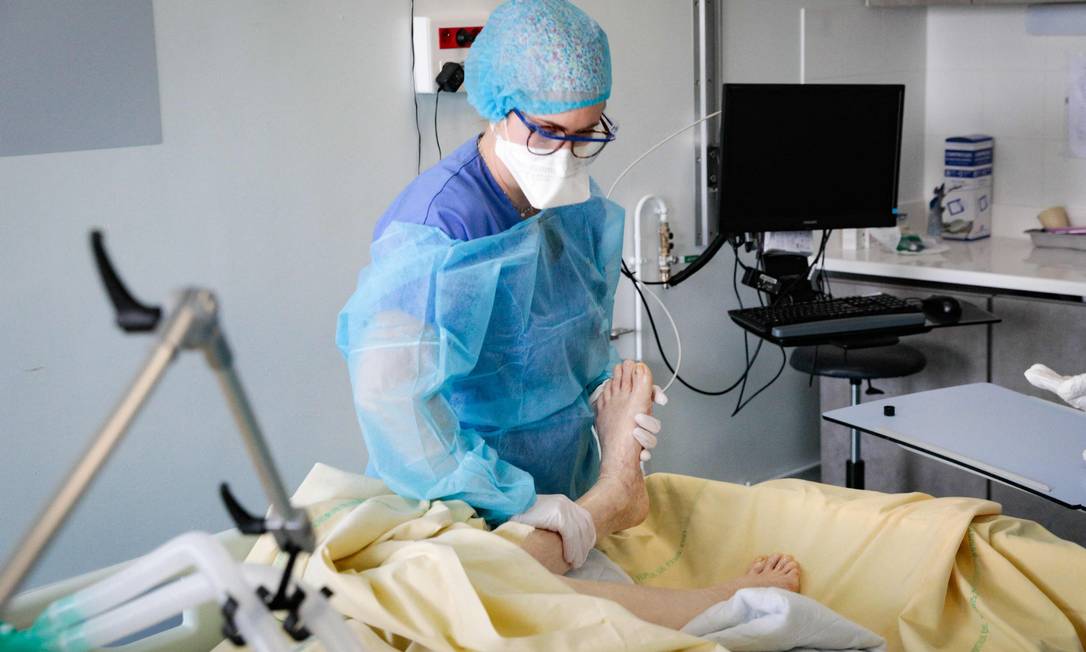 Enfereira atende paciente de Covid-19 em hospital de Clamart, região próxima de Paris, em meio a avanço da Ômicron na França Foto: GEOFFROY VAN DER HASSELT / AFP