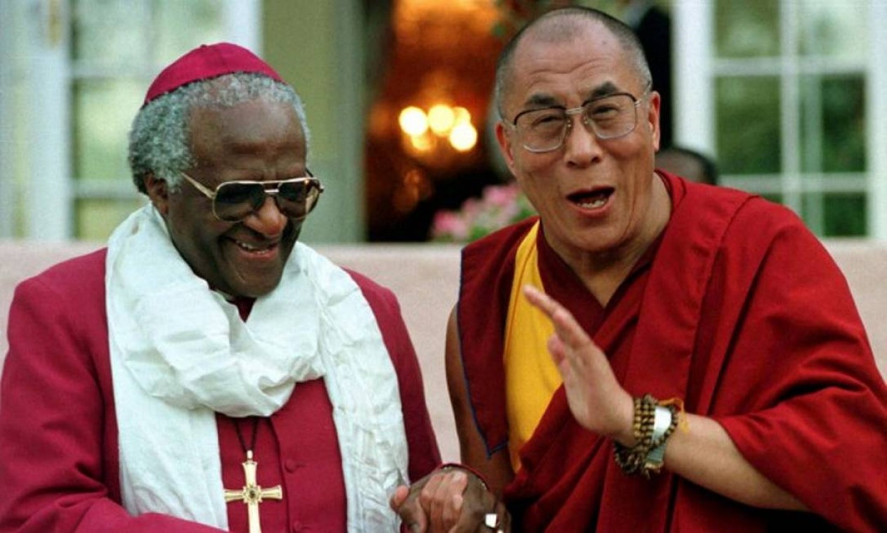 Dalai Lama descreveu Desmond Tutu como seu 'irmão espiritual mais velho' (21-08-1996) Foto: MIKE HUTCHINGS / REUTERS