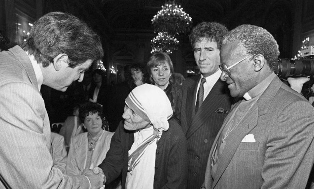Na foto de 1985, os vencedores do Nobel da Paz Madre Teresa e Desmond Tutu cumprimentam o ministro da Educação Francês Jean-Pierre Chevenement durante um colóquio internacional sobre 'Liberdades e Direitos Humanos' (30-05-1985) Foto: MICHEL CLEMENT / AFP