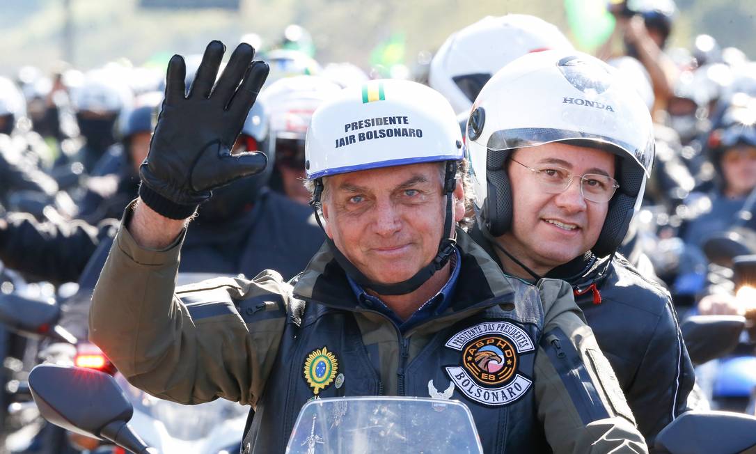 Cezinha de Madureira (PSD-SP), presidente da bancada evangélica, em motociata com Bolsonaro: lideranças de igreja tiveram encontros com Lula e Freixo Foto: Alan Santos/Presidência da República