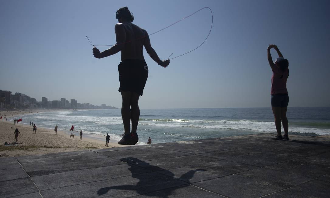 Por causa da pandemia, várias pessoas trocaram a academia por exercícios ao ar livre. Foto: Márcia Foletto 28-10-2020 / Agência O Globo