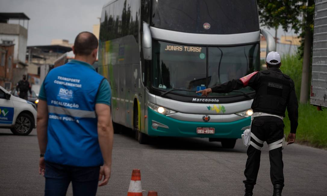 Prefeitura monta barreiras nas entradas da cidade para bloquear ônibus e vans fretados para o réveillon, como no Trevo das Margaridas, saída da Via Dutra Foto: Márcia Foletto