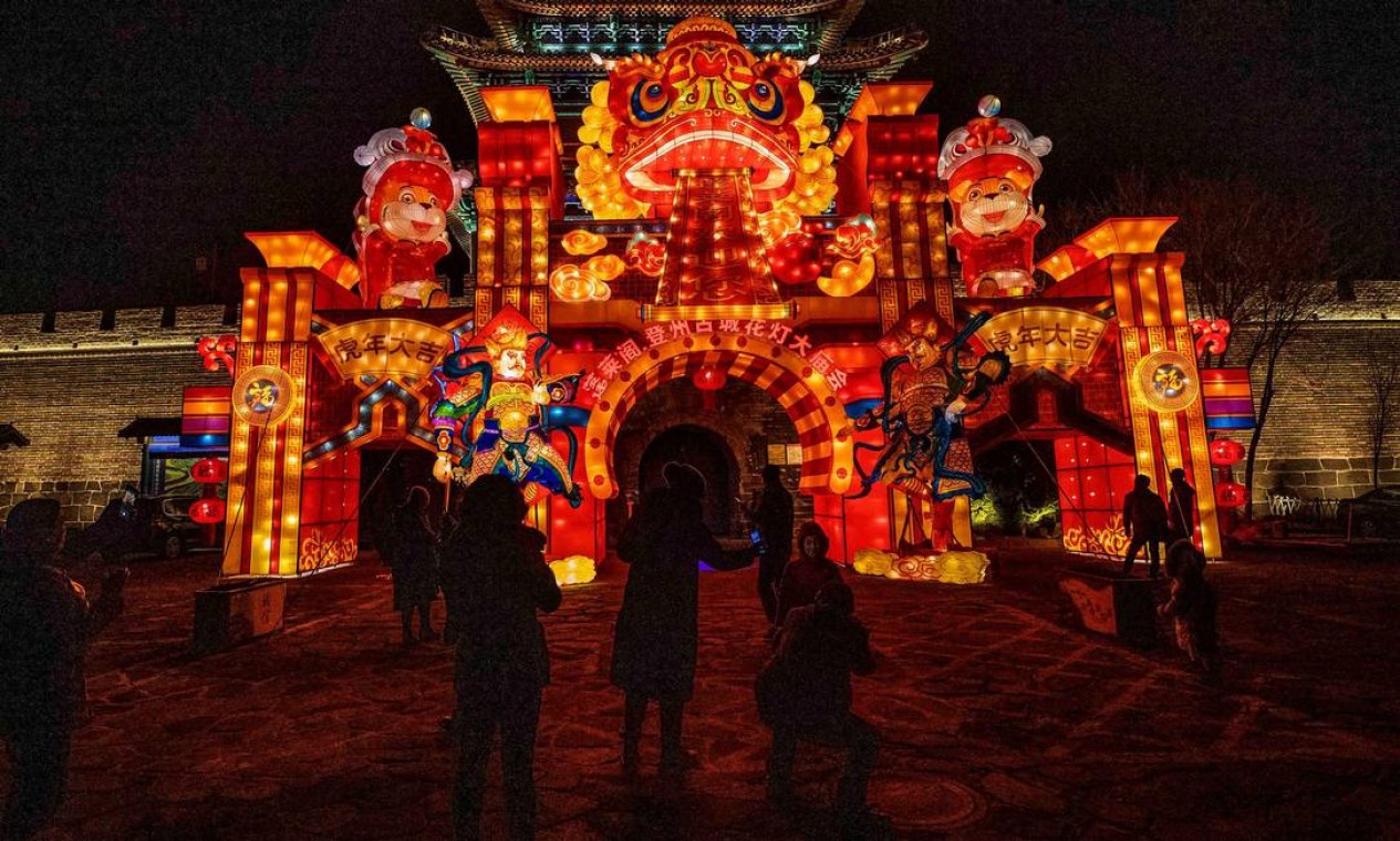 Pessoas assistem a uma exibição de lanternas antes da chegada de 2022 em Yantai, na província de Shandong, no leste da China Foto: STR / AFP