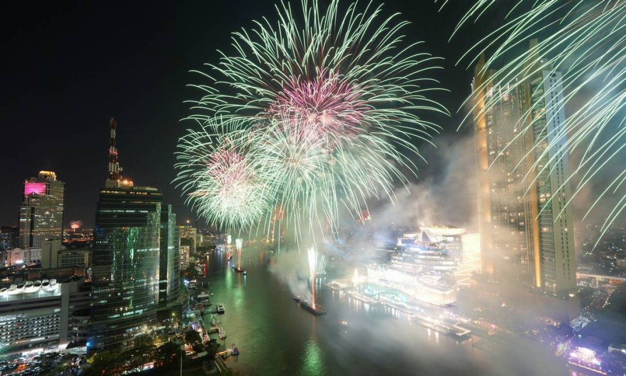Fogos de artifício explodem sobre o rio Chao Phraya durante as celebrações do Ano Novo em Bangkok, na Tailândia Foto: ATHIT PERAWONGMETHA / REUTERS