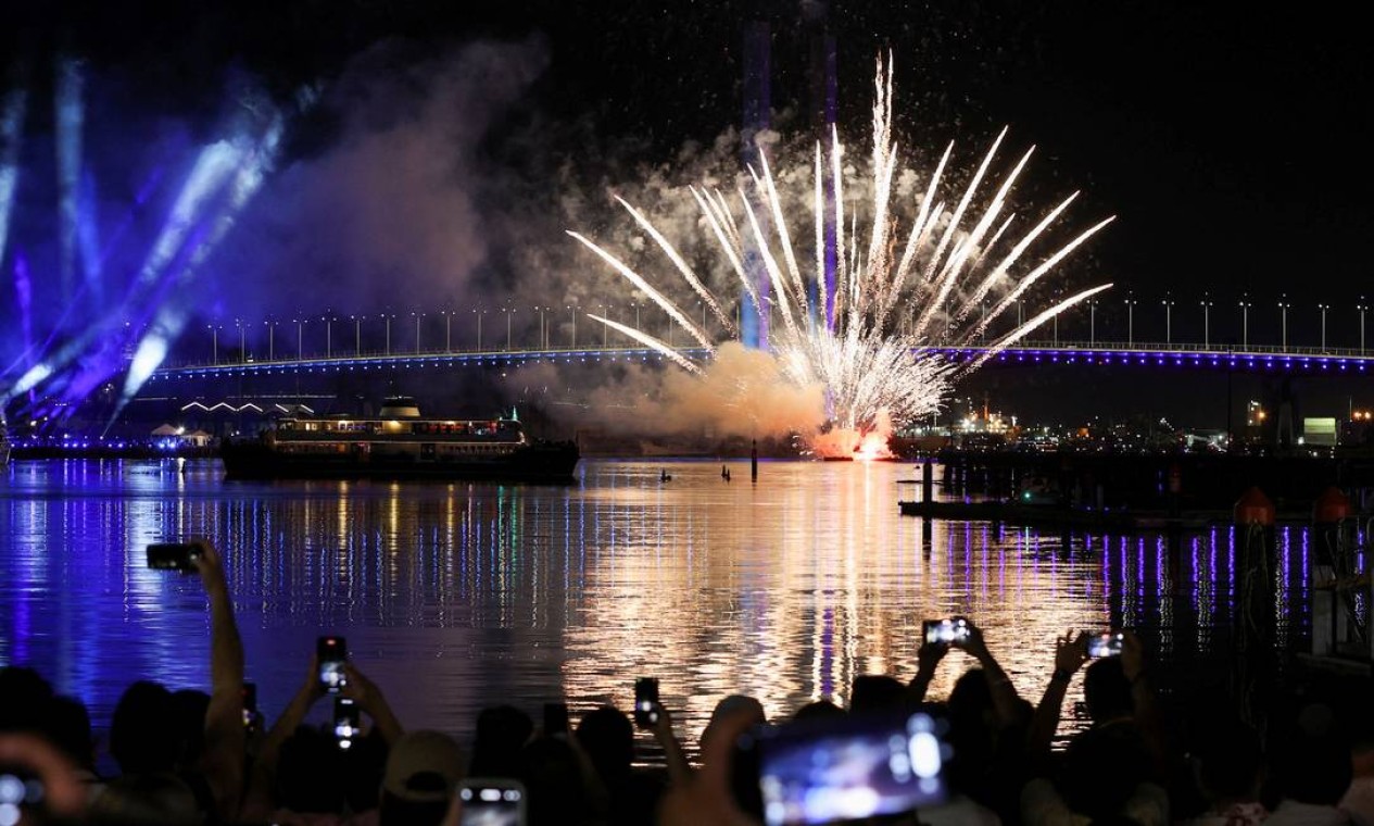 Queima de fogos na orla do rio Yarra, durante as celebrações reduzidas de Ano Novo em Melbourne, Austrália, em 1º de janeiro de 2022 Foto: LOREN ELLIOTT / REUTERS