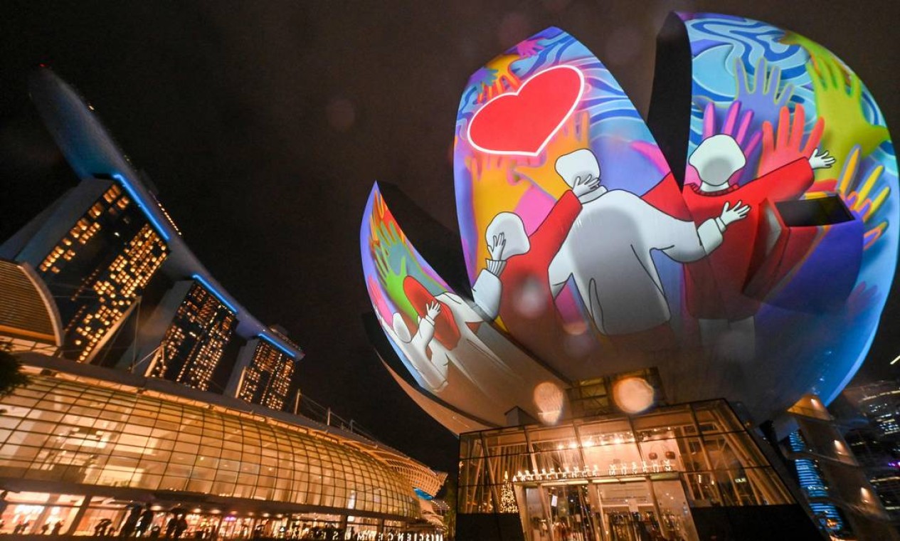 Projeção de luz na cúpula do ArtScience Museum em Marina Bay Sands para celebrar o Ano Novo, em Cingapura Foto: ROSLAN RAHMAN / AFP