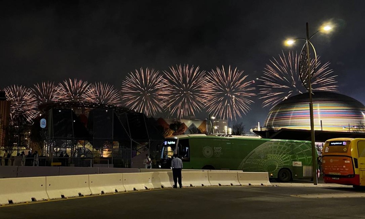 Fogos de artifício marcam a chegada do novo ano em Dubai, nos Emirados Árabes Unidos Foto: ABDEL HADI RAMAHI / REUTERS