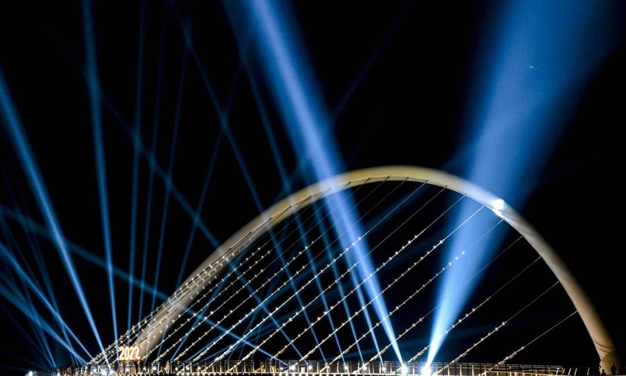 Ponte da cidade portuária é iluminada como parte das festividades de Ano Novo em Colombo, Sri Lanka Foto: ISHARA S. KODIKARA / AFP