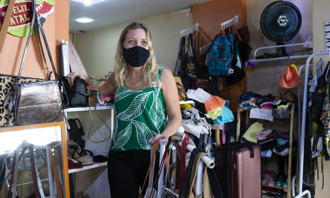  Adriana Cardoso tem um brechó em Copacabana e comemora o aumento da busca por consertos Foto: Leo Martins / Agência O Globo