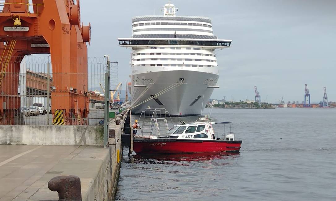 Navio está atracado no Porto do Rio, com passageiros com Covid-19 Foto: Gabriel de Paiva/Agência O Globo