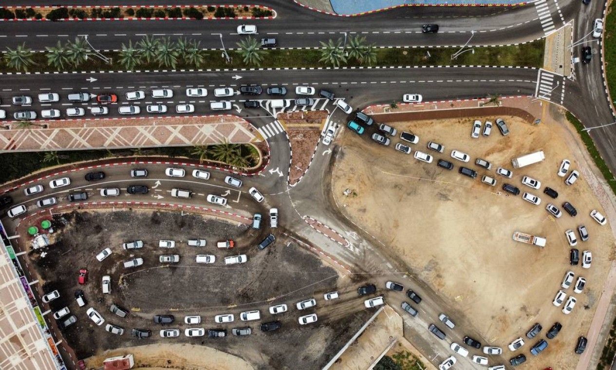 Motoristas foram fila em sistema drive-thru para serem testados para Covid-19, em meio a um aumento nas infecções pela variante Ômicron em Ashdod, Israel Foto: AMIR COHEN / REUTERS