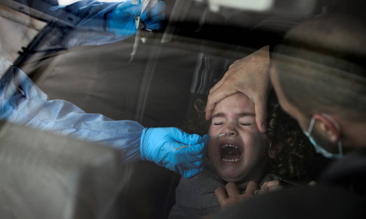 Menina passa por teste para Covid-19 em Jerusalém Foto: AMMAR AWAD / REUTERS