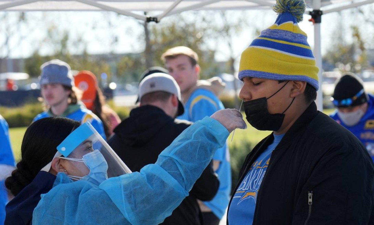 Homem faz teste PCR para covid-19 no SoFi Stadium durante o jogo entre o Los Angeles Chargers e o Denver Broncos, em Inglewood, Califórnia, EUA Foto: Kirby Lee / USA TODAY Sports