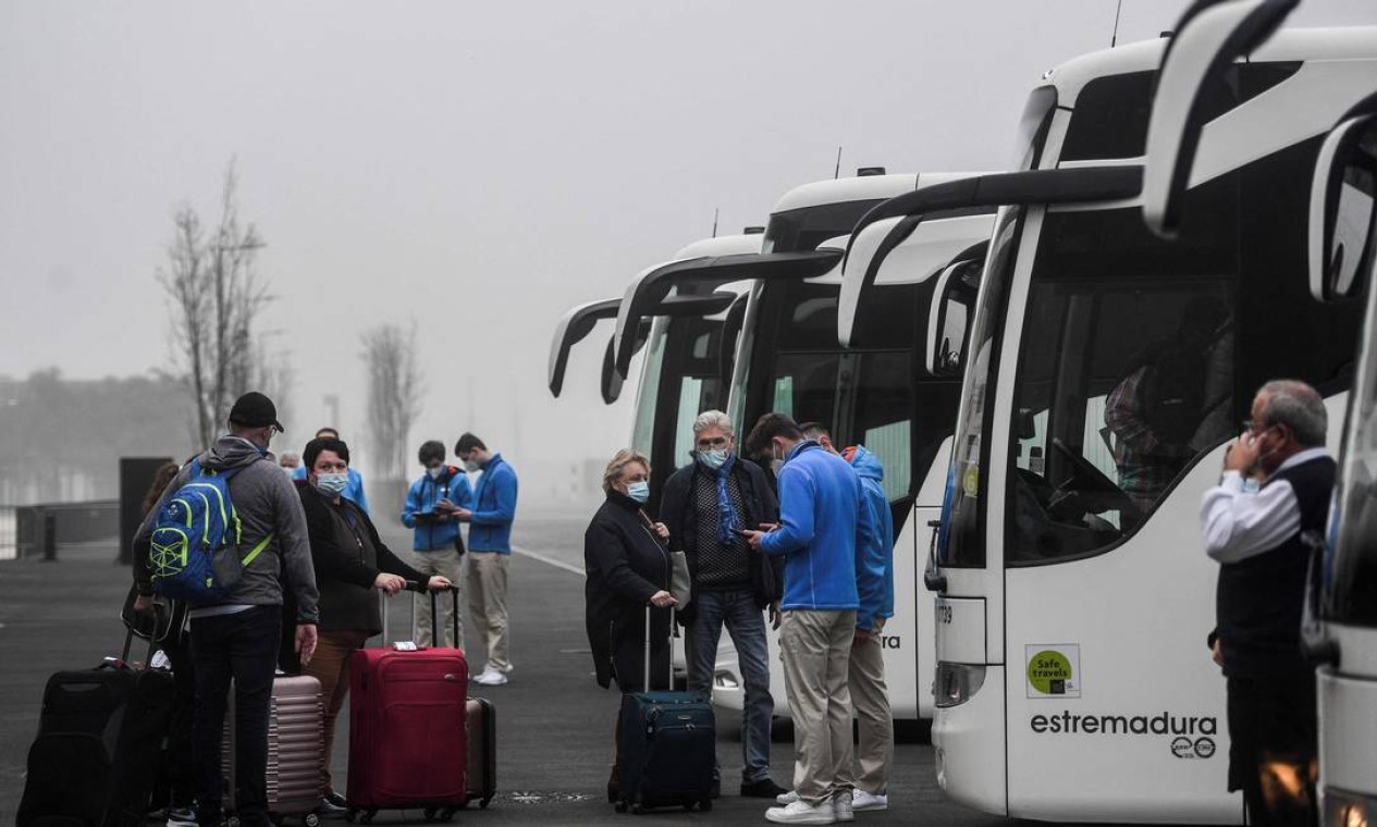 Passageiros de um navio que testaram negativo para Covid-19 são evacuados na doca de Lisboa. O cruzeiro alemão "Aida Nova", com 4.197 passageiros e tripulantes, está atracado há 3 dias em Lisboa devido a passageiros positivos para Covid-19. Casos aumentaram de 14 casos para 64 pessoas infectadas Foto: PATRICIA DE MELO MOREIRA / AFP