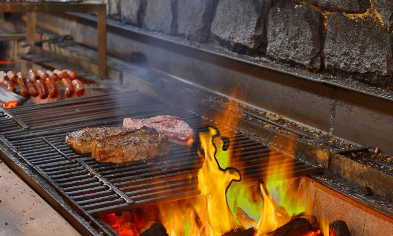 Até mesmo o churrasco, uma das principais escolhas de lazer do brasileiro nas horas vagas, ficou salgado em 2021. As carnes subiram 8,45% em média no ano passado Foto: Fábio Rossi / Agência O Globo