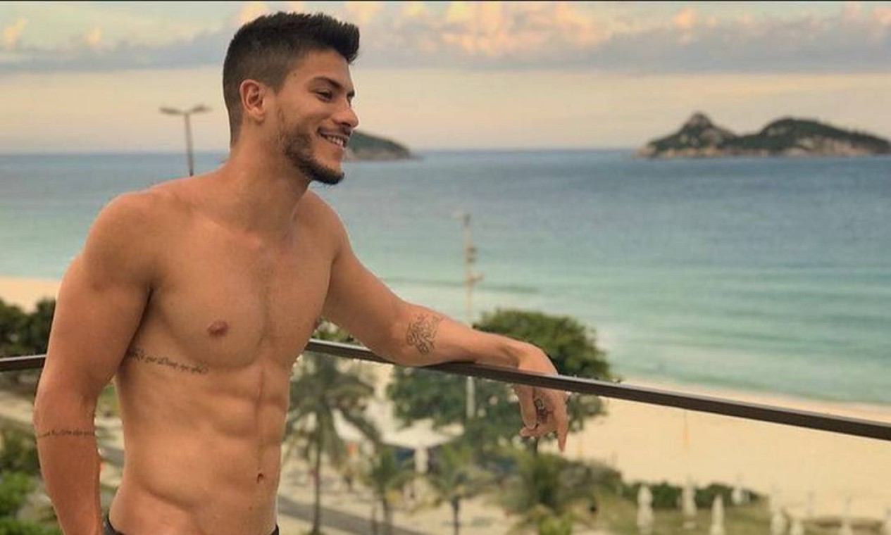 Arthur Aguiar fez suas primeiras tatuagens em 2015. No antebraço direito, o ator e cantor registrou na pele o trecho de uma música de sua autoria: 'Não deixe que o tempo leve, não deixe que o tempo cure, não deixe perdido ao acaso'. No tríceps direito, uma palavra: 'Reciprocidade'. Já no antebraço direito, Aguiar carrega uma homenagem aos tempos de Malhação, folhetim que o revelou: 'Força e Honra' era o lema da academia de Duca, seu personagem na trama. Foto: Reprodução