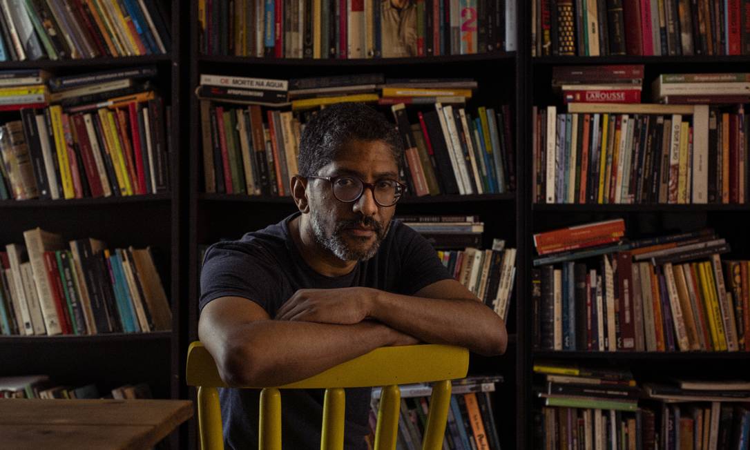 O escritor Jeferson Tenório em sua biblioteca de quase 3 mil volumes: "'O avesso da pele' não é sobre violência policial ou racismo, mas sobre a complexidade de relações humanas atravessadas pelo racismo" Foto: Daniel Marenco / Agência O Globo