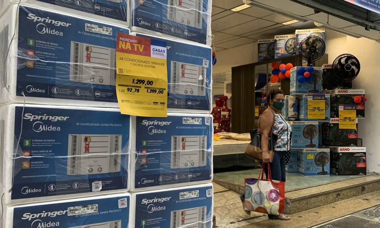 Dias mais quentes faz aumentar a procura por aparelhos de ar-condicionado e ventiladores. Necessidade que impacta no bolso dos brasileiros. Foto: Guito Moreto / Agência O Globo