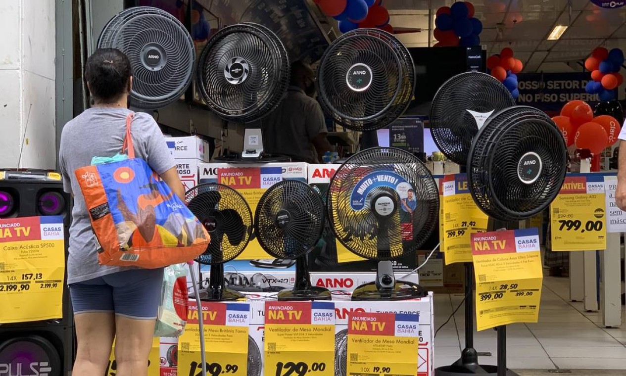 Em fevereiro, se os dias de calor se firmarem, a conta de luz, que já não está barata, pode vir ainda mais alta Foto: Guito Moreto / Agência O Globo