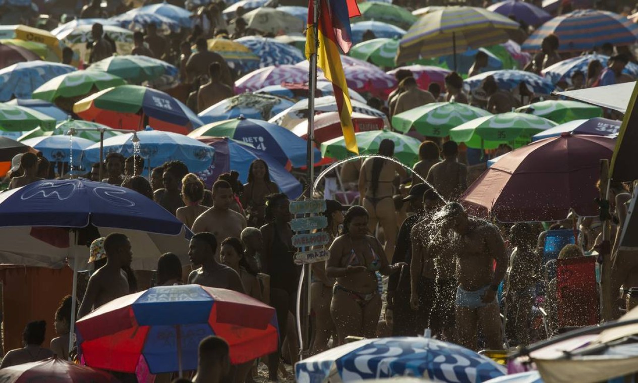 Banhistas na Praia de Ipanema. Termômetros no Rio chegaram a 40 graus, com sensação térmica de mais de 50ºC Foto: Guito Moreto / Agência O Globo
