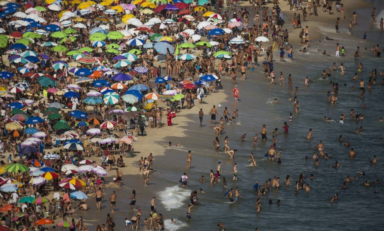 Praia do Leblon lotada no feriado de São Sebastião Foto: Guito Moreto / Agência O Globo