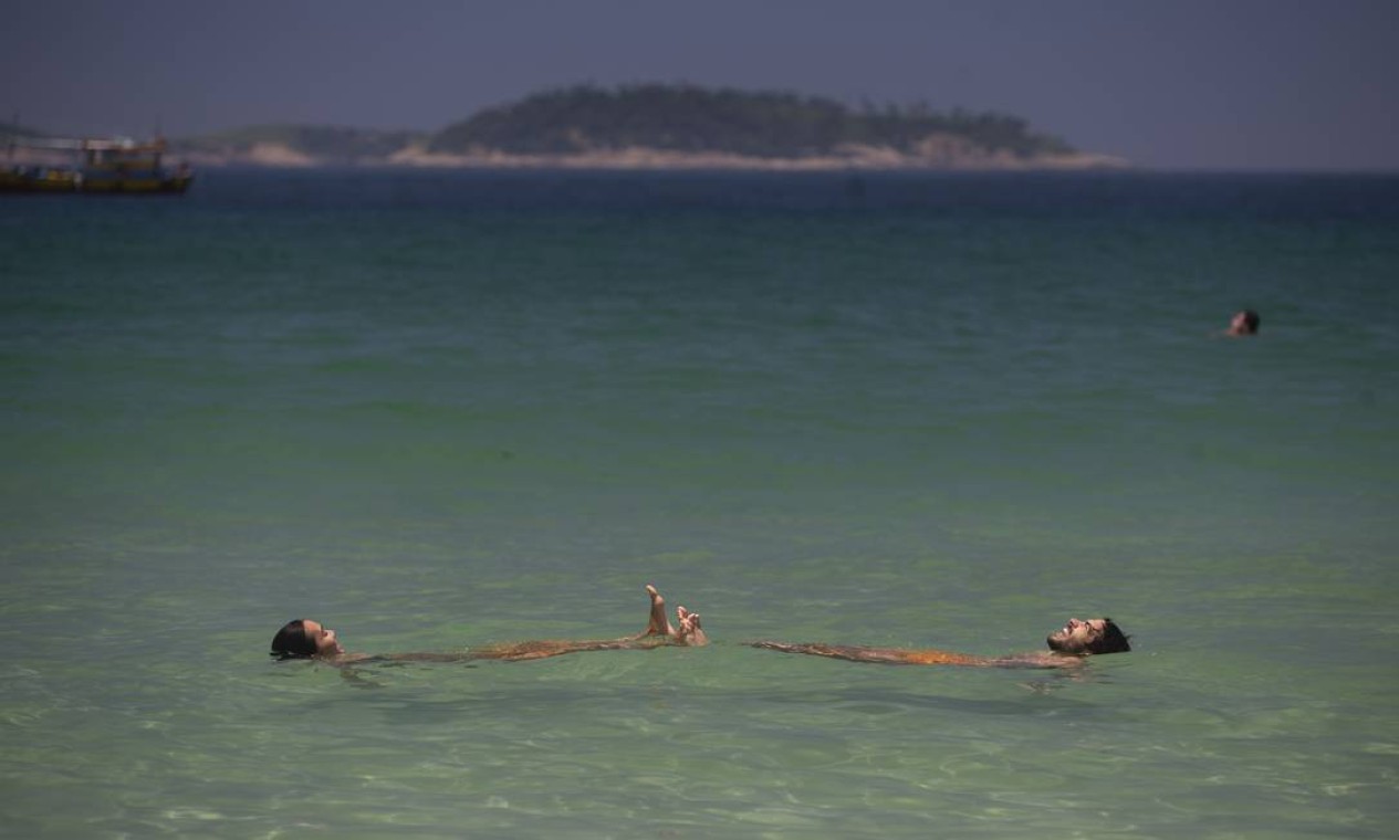 No Rio, onda de calor elevou a temperatura nesta semana. Os dias quentes fizeram lotar as praias da Zona Sul da cidade Foto: Márcia Foletto / Agência O Globo