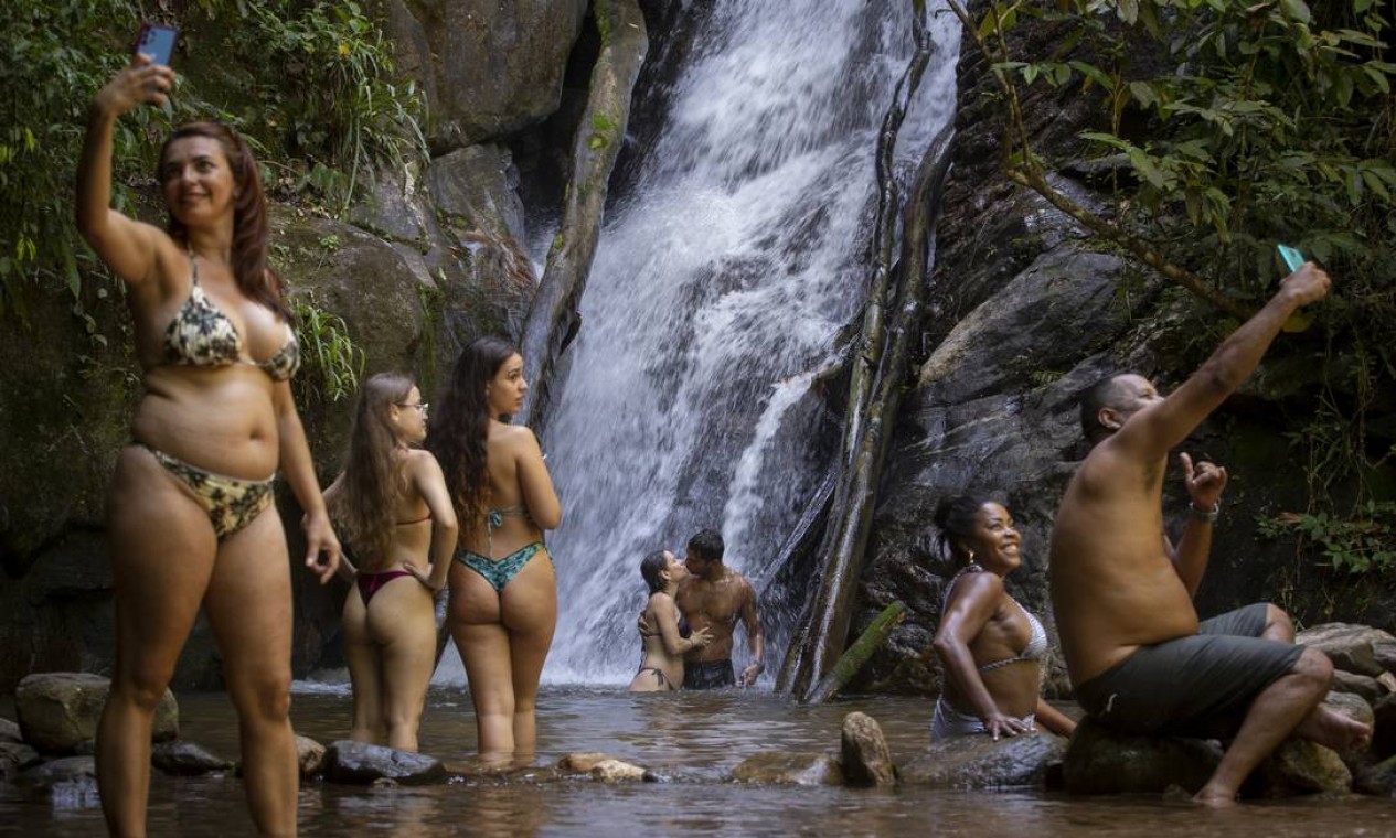 Nem ventilador nem praia: Cachoeira do Horto foi uma alternativa para fugir do calor Foto: Márcia Foletto / Agência O Globo