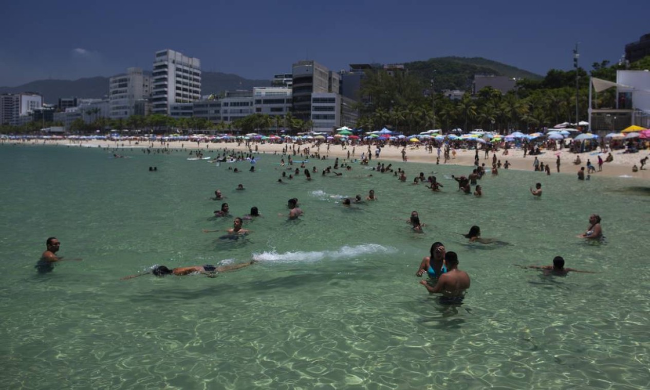 Onde o banho é de graça. O Arpoador com água cristalina foi um convite irrecusável para quem queria fugir do calorão no Rio Foto: Márcia Foletto / Agência O Globo