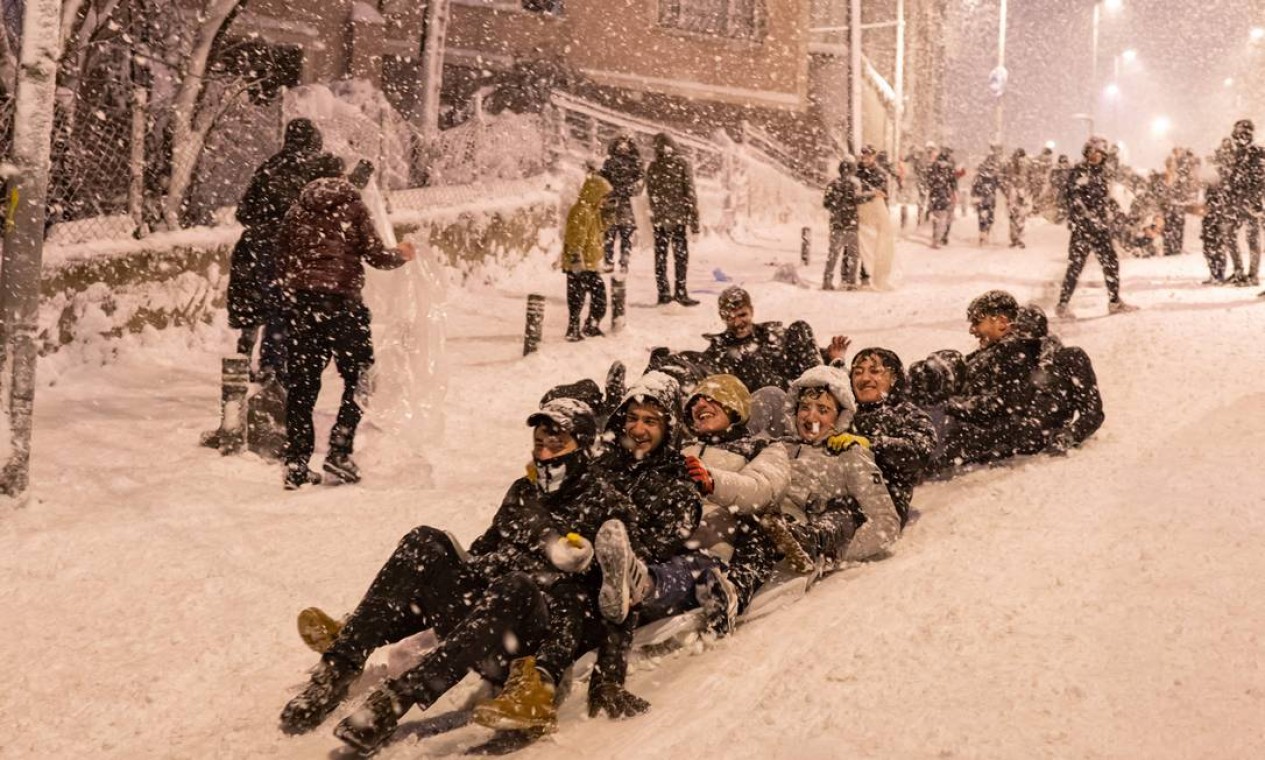 Crianças brincam na neve no distrito de Kucukcekmece, em Istambul, Turquia Foto: YASIN AKGUL / AFP