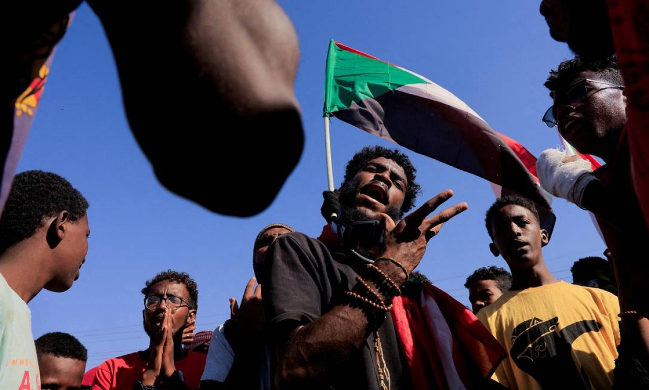 Manifestantes protestam contra ditadura depois de um golpe militar no mês passado em Cartum, Sudão Foto: MOHAMED NURELDIN ABDALLAH / REUTERS